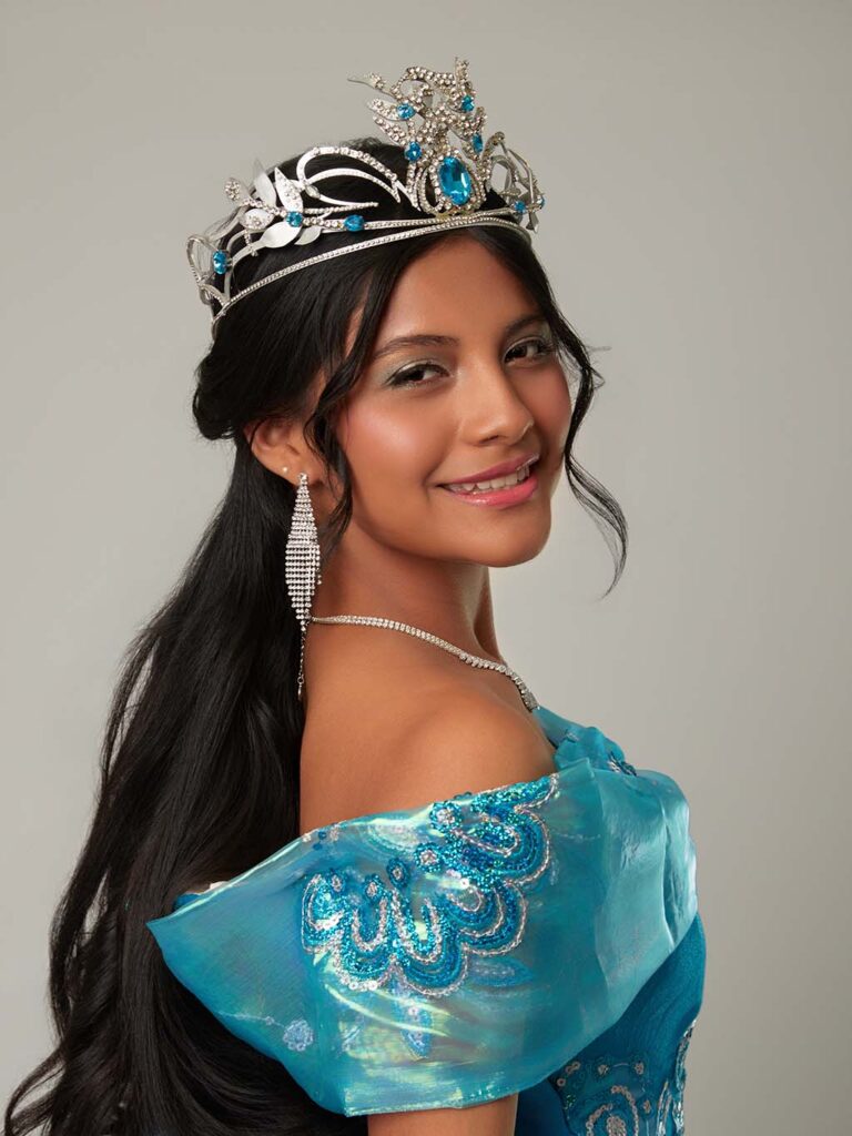 Retrato de quinceañera con vestido de gala en La Nube Encantada