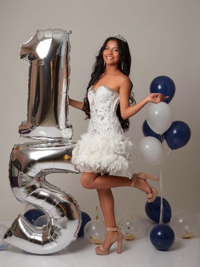 Fotos de quinceañera elegantes con iluminación profesional