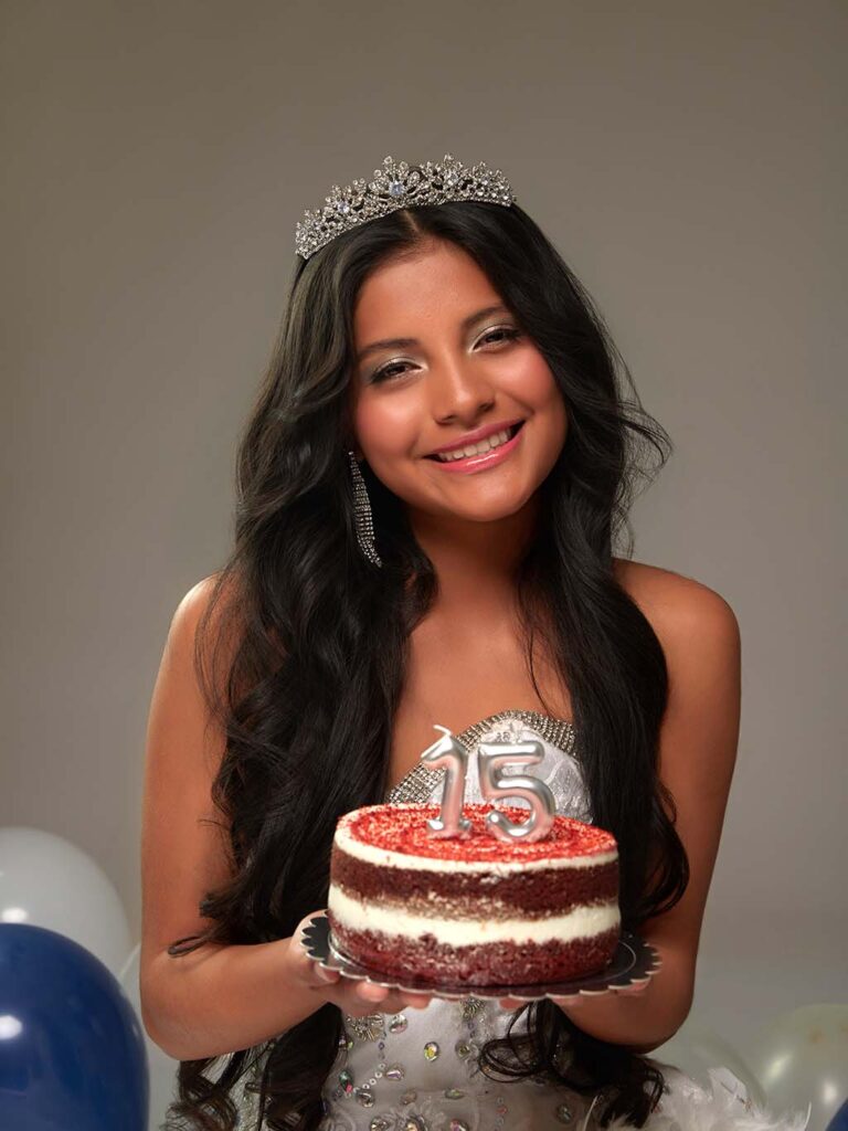 Primer plano artístico de quinceañera en estudio fotográfico